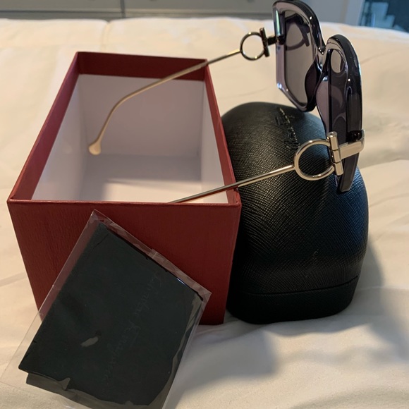 💜SOLD💜GORGEOUS SALVATORE FERRAGAMO SUNGLASSES - Picture 5 of 7